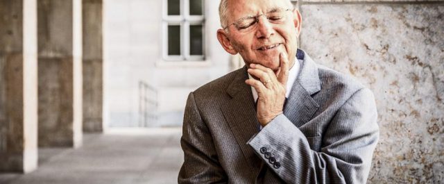 Ο Σόιμπλε κλείνει τα 75 κι όλοι στη Γερμανία ασχολούνται με το μέλλον του!