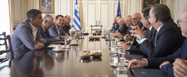 Τσίπρας στους τραπεζίτες: “Μπορούμε κι ανάπτυξη 2% το 2017” [εικόνες]