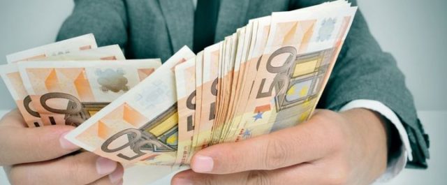 Ελεύθεροι επαγγελματίες: Εξετάζεται πλαφόν στο άθροισμα φόρων και εισφορών