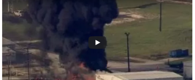 Τέξας: Φλόγες στο εργοστάσιο χημικών Arkema, που χτυπήθηκε από τον Χάρβεϊ