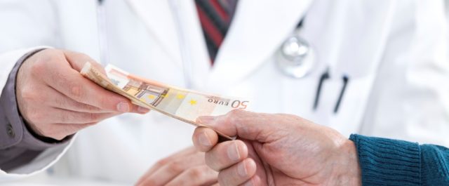 Γιατρός συνελήφθη με “φακελάκι” 1000 ευρώ