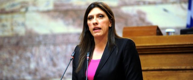 Η Ζωή Κωνσταντοπούλου… δεν πληρώνει – Σηκώνει μόνης της τις μπάρες των διοδίων και περνάει (video)