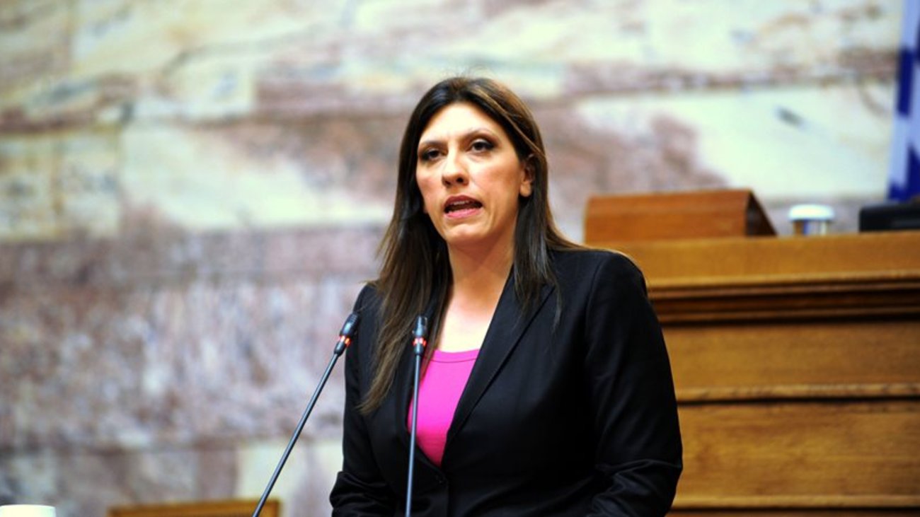 Η Ζωή Κωνσταντοπούλου… δεν πληρώνει – Σηκώνει μόνης της τις μπάρες των διοδίων και περνάει (video)