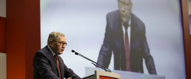 Εγκώμιο Ρένγκλινγκ για υπεραπόδοση και εκταμίευση των 800 εκατ.