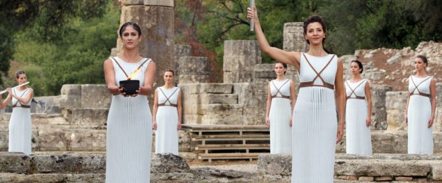 Εντυπωσιακή τελετή αφής της Ολυμπιακής φλόγας – Απρόοπτα με συννεφιά και ψιλόβροχο [εικόνες]