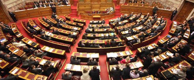 Η ταυτότητα φύλου στη Βουλή: Οι “επίφοβοι” βουλευτές και η πρόταση της Ν.Δ