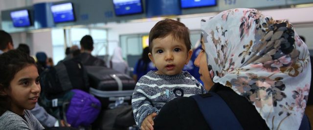 Συγκινητικές στιγμές κατά την αναχώρηση 234 προσφύγων