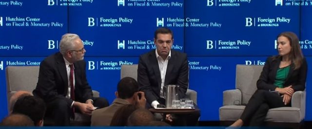 Συντονιστής Brookings σε Τσίπρα: “Μήπως να το γυρίσουμε στα ελληνικά;”