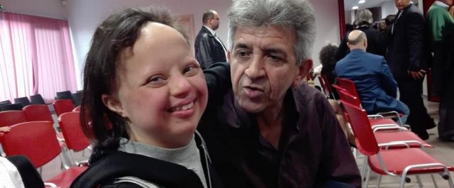 Συγκινητική υποδοχή σε Παυλόπουλο από την πρώτη φοιτήτρια με σύνδρομο Down