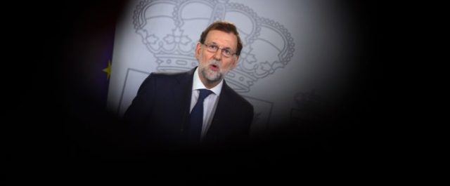 Ο Ραχόϊ απειλεί να αναστείλει την αυτονομία της Καταλονίας