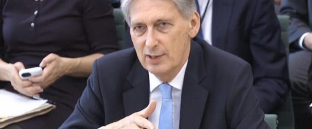 Συγγνώμη ζητά ο Βρετανός ΥΠΟΙΚ που αποκάλεσε εχθρό την Ευρώπη