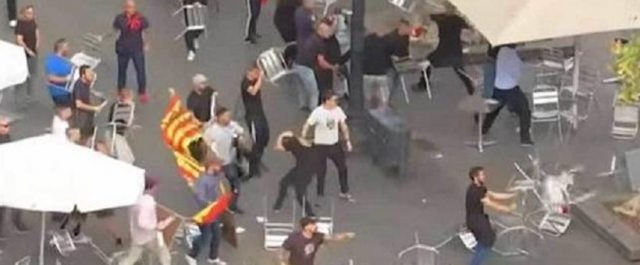 Βαρκελώνη: Πεδίο μάχης η κεντρική πλατεία – Αυτονομιστές οπαδοί εναντίον ακροδεξιών κατά της απόσχισης