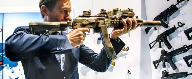 Όμιλος Καλάσνικοφ στους δημοσιογράφους: “Πάρτε όπλα με έκπτωση”!