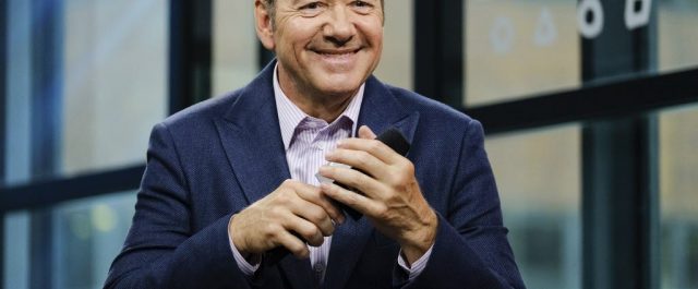 Αγκαλιές και φιλιά του Σπέισι με νεαρό μοντέλο! [εικόνες]