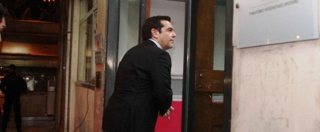 Εξηγήσεις από Τσίπρα για αξιολόγηση-προσφυγικό ζητούν οι “53”