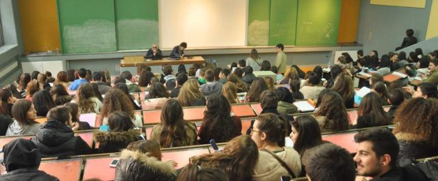 Υπουργείο Παιδείας για συγγράμματα: “Πολιτική στόχευση κι ωμός εκβιασμός των εκδοτών”