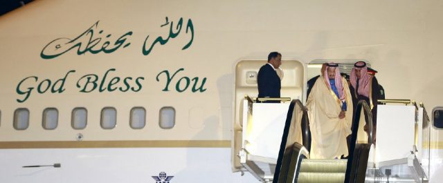 Η αμήχανη στιγμή που ο Σαουδάραβας μονάρχης έπρεπε να περπατήσει στη χρυσή κυλιόμενη σκάλα! [video+εικόνες]