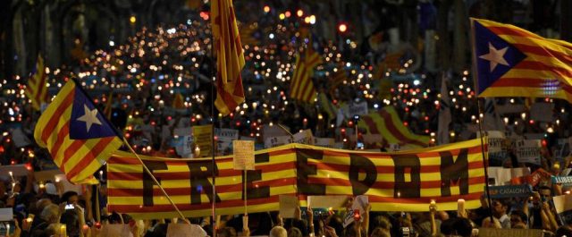 Διαλύεται το καταλανικό Κοινοβούλιο, εκλογές τον Ιανουάριο!