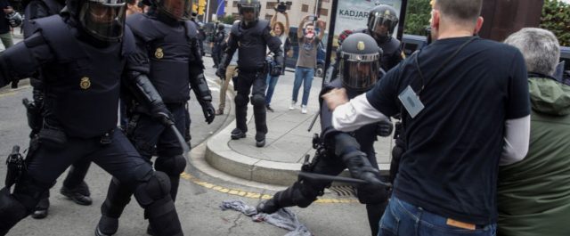 Τα πρωτοσέλιδα της βίας στην Καταλονία- Liberation: Πραξικόπημα [εικόνες]