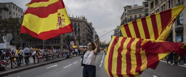 Bloomberg: Τα δύο σενάρια που εξετάζει η Μαδρίτη για την Καταλονία