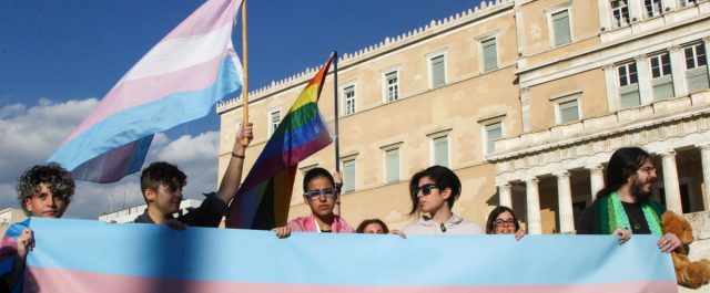 Δημοσκόπηση MRB: “Οι Έλληνες διαφωνούν με την ταυτότητα φύλου”! [εικόνες]