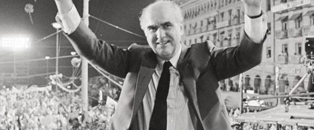 Η ιστορική άνοδος του ΠΑΣΟΚ στην κυβέρνηση – Σαν σήμερα πριν από 36 χρόνια [video, εικόνες]