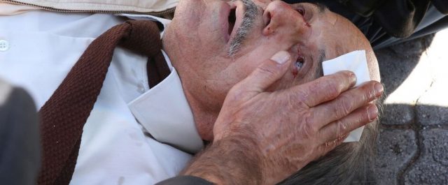 Άνδρας των ΜΑΤ έσπρωξε ηλικιωμένο που τραυματίστηκε σοβαρά [εικόνες]