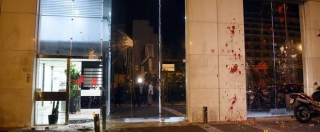 Καταδικάζουν κόμματα και ΕΣΗΕΑ την τραμπούκικη επίθεση στο “Έθνος”