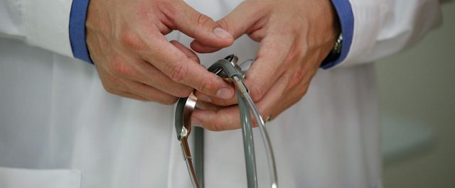 Με βαρύ κατηγορητήριο απολογείται ο 47χρονος «ψευτογιατρός»