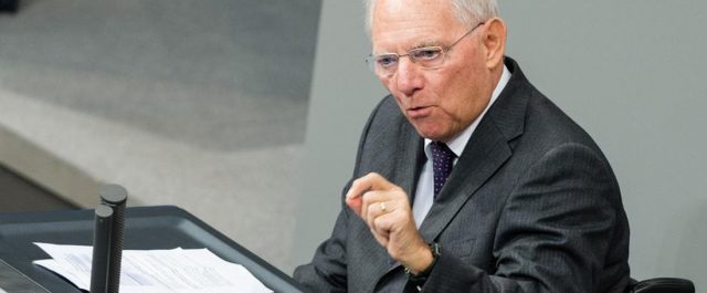 Ο αποχαιρετισμός στον Σόιμπλε το… απρόοπτο στη Βουλή και το κινητό της Μέρκελ