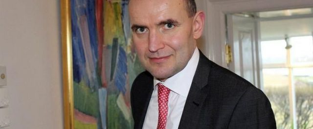 Ο κωμικός τρόπος με τον οποίο έσπασε τη μύτη του ο πρόεδρος της Ισλανδίας!