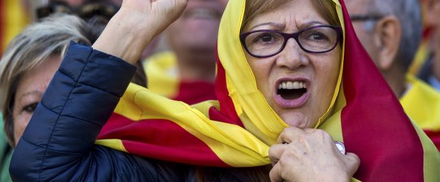 Μεγάλες διαδηλώσεις υπέρ της ενότητας της Ισπανίας στην Βαρκελώνη