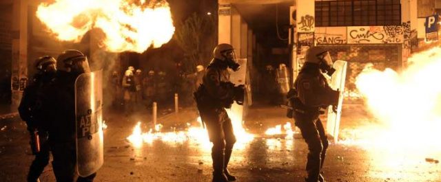 Επιθέσεις με μολότοφ σε διμοιρίες των ΜΑΤ- Τραυματίστηκαν ελαφρά δύο αστυνομικοί