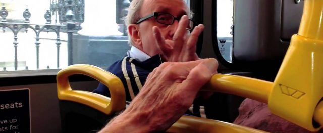 Αν δώσεις την θέση σου σε ηλικιωμένο σε ΜΜΜ του κάνεις κακό!