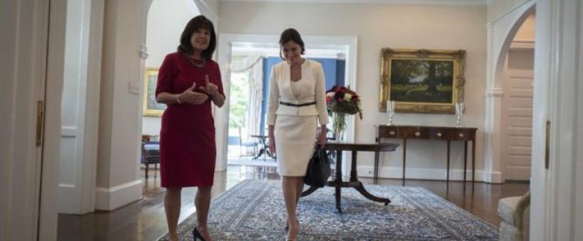 Η ξενάγηση της Μπέτυς Μπαζιάνα στον Λ. Οίκο από τη σύζυγο Πενς [εικόνες]