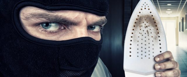 Χειροπέδες στη σπείρα με το ηλεκτρικό σίδερο!