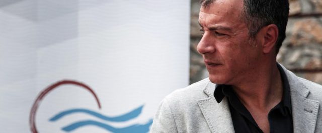 Επιμένει με επιστολή ο Θεοδωράκης για εξ αποστάσεως ψηφοφορία