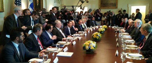 Τραμπ: “Είμαστε μαζί σας”- Τσίπρας: “Κοινά συμφέροντα, έλα στην Αθήνα”[video, εικόνες]