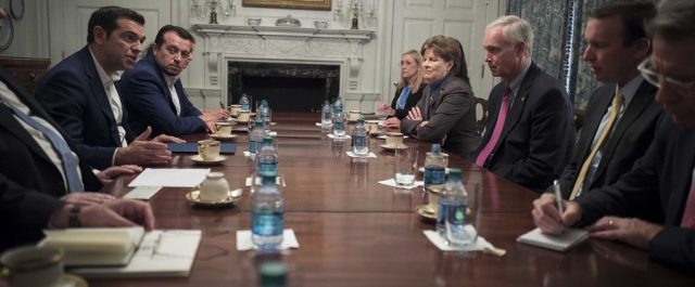 Επαφές Τσίπρα με γερουσιαστές-Αμερικανούς δημοσιογράφους