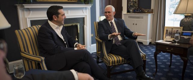 Δίχως αρνητικές εκπλήξεις και πιέσεις η συνάντηση Τσίπρα-Πενς