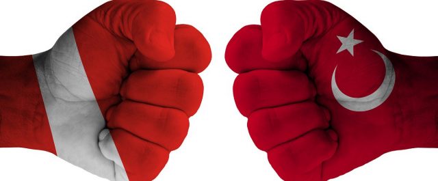 Αυστριακοί και Τούρκοι ελέγχουν ο ένας τον άλλο με σκύλους!