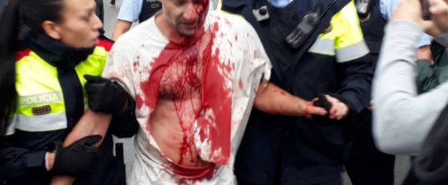 Εικόνες βίας στους δρόμους της Βαρκελώνης