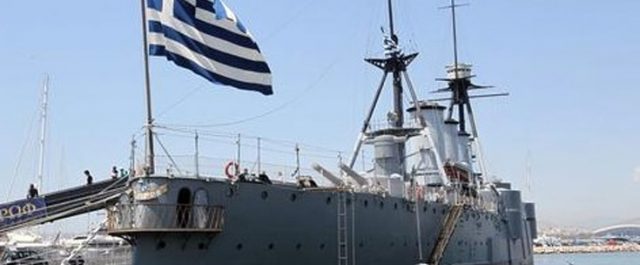 Έπλευσε στο λιμάνι της Θεσσαλονίκης για πρώτη φορά από το 1951 το θωρηκτό Αβέρωφ [εικόνες & video]
