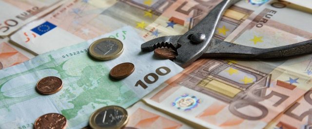 ΥΠΟΙΚ: Απόκλιση από στόχο λόγω αυξημένων επιστροφών-καθυστέρησης ΕΝΦΙΑ