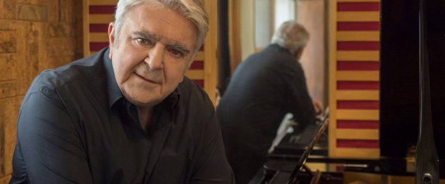 Ο Πασχάλης Τερζής με τζιν και αθλητικά βολτάρει στη Γλυφάδα [εικόνες]