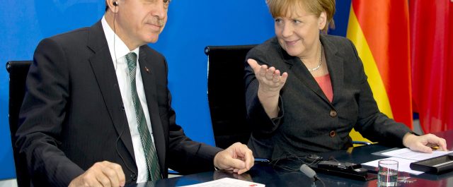 Το Βερολίνο σταματά τις ενταξιακές διαπραγματεύσεις και η Άγκυρα τη συμφωνία για πρόσφυγες