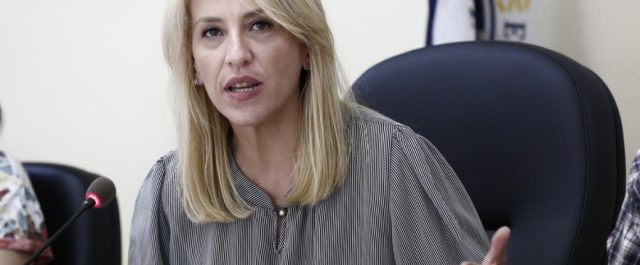 Ποιον δείχνει η Δούρου για τα αίτια της τραγωδίας στη Μάνδρα