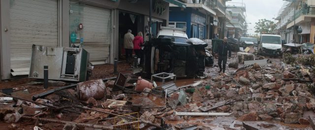 Βρέθηκε ζωντανός και δεύτερος αγνοούμενος στη Μάνδρα – Αναζητούνται άλλοι πέντε