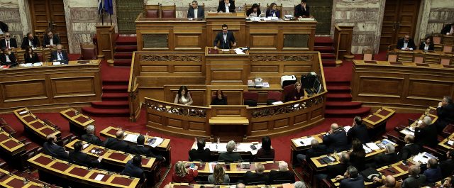 LIVE H συζήτηση στη Βουλή για το κοινωνικό μέρισμα