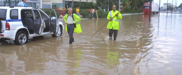 Έκλεισε η Χαμοστέρνας λόγω συσσώρευσης υδάτων – Οδηγίες της τροχαίας για όσους μετακινούνται εν μέσω κακοκαιρίας